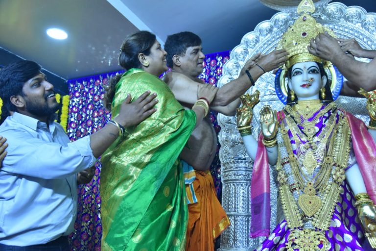 शिवदर्शन येथील श्री लक्ष्मीमाता मंदिरात विधीवत घटस्थापना