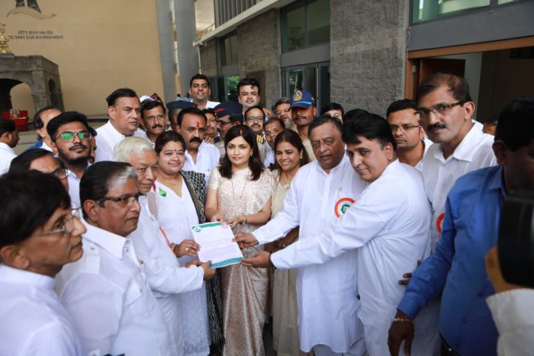 समेध शिखरजीच्या सरंक्षणार्थ  जैन समाज रस्त्यावर