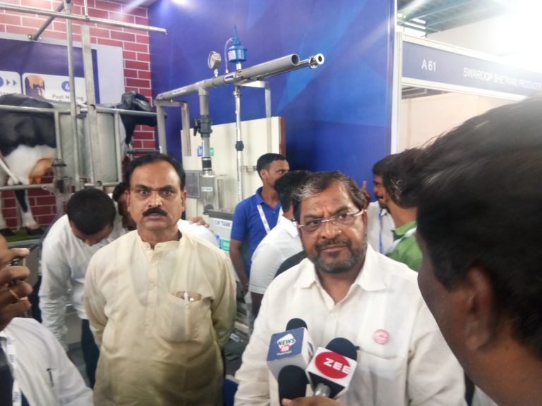 दूध भेसळखोरांना राजकीय आश्रय  खासदार राजू शेट्टी यांचे वक्तव्य ; पिंपरीत दुधपरिषेदेचे उदघाटन