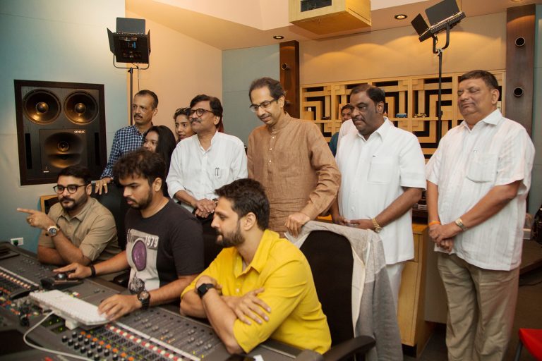 ‘ठाकरे’ चित्रपटाच्या प्रमोशनल सॉंग रेकॉर्डिंगला शिवसेनाप्रमुख उद्धव ठाकरेंच्या उपस्थितीने रंगत !