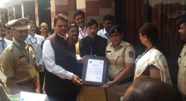 त्या’ जिगरबाज  पोलीस महिलेचा मुख्यमंत्र्यांच्या हस्ते सत्कार