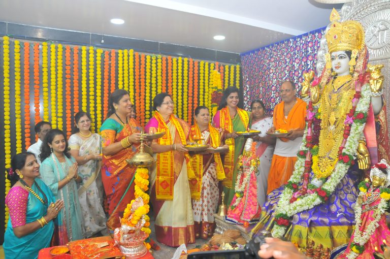 महिलांनी साकारली एकत्रित महाआरती