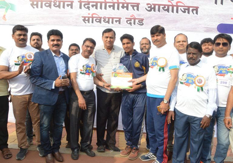 पुणेकर धावले संविधानासाठी, समतेच्या न्यायासाठी