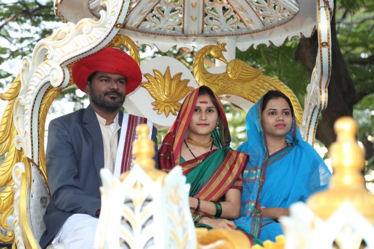 सावित्रीच्या लेकींचे ज्योतिबाना अभिवादन !