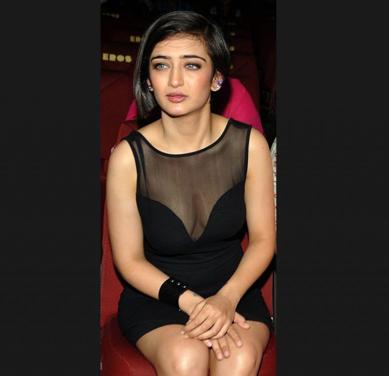 कमल हासनची कन्या अक्षराचे बाथरूम सेल्फी इंटरनेटवर लीक.. मुंबईत सायबर सेलमध्ये तक्रार दाखल