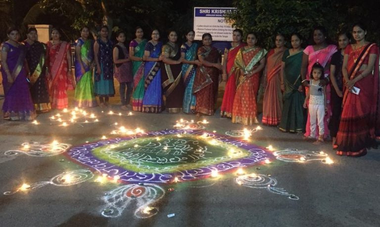 पणत्यांनी उजळून निघाला श्रीकृष्ण मंदिर परिसर