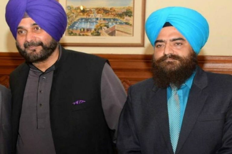 खलिस्तानी दहशतवाद्यासोबत नवज्योत सिंग सिद्धूचे  छायाचित्र