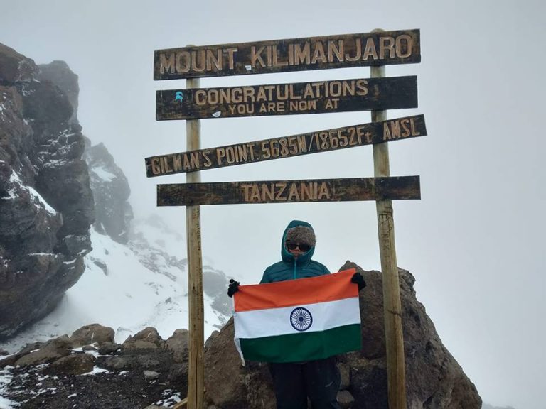 जिल्हा परिषद शिक्षिका अनुराधा काजळे यांनी फडकवला किलीमांजारो शिखरावर झेंडा