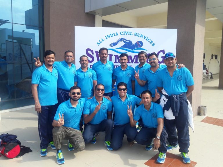 पुणे विभागीय आयुक्त कार्यालयातील स्टेनो विकास देसाईंचे  वॉटर पोलो क्रीडा प्रकारात महाराष्ट्र संघाला सुवर्णपदक मिळवून देण्यात योगदान