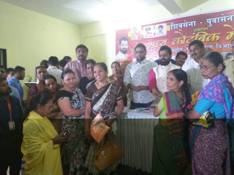 जनता वसाहतीतील श्रमिक महिलांचा शिवसेनेने केला गौरव