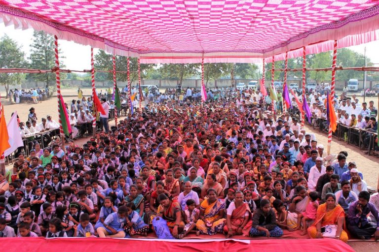 ग्रामीण विद्यार्थ्यांना   ५० लाख  किमतीच्या जीवनोपयोगी साहित्याचे वितरण