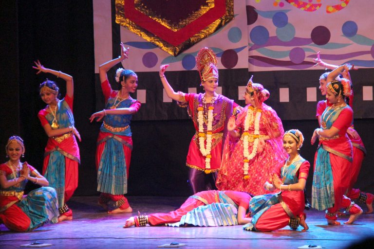 डीईएस सेकंडरी स्कूलचे स्नेहसंमेलन संपन्न