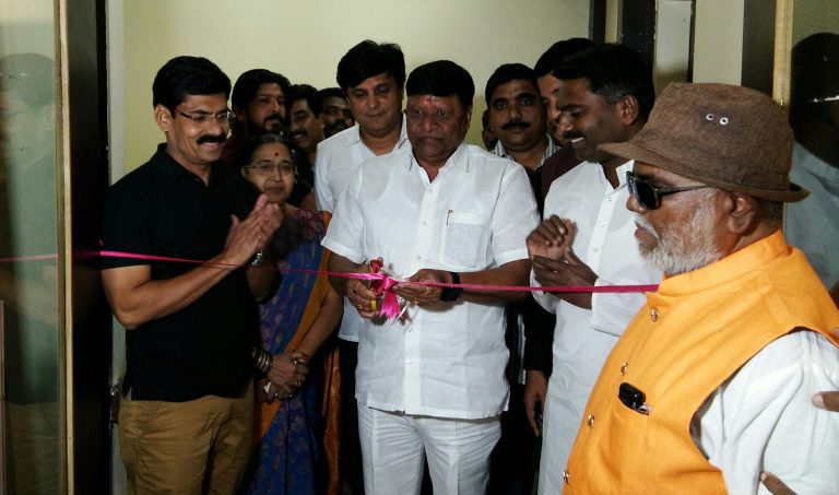 चित्रकार व शिल्पकारांकडून पवारांना वाढदिवसाची अनोखी भेट!