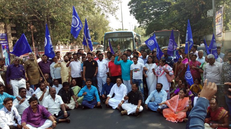 आठवले यांच्यावरील हल्ल्याच्या निषेधार्थ ‘आरपीआय’तर्फे रस्ता रोको आंदोलन