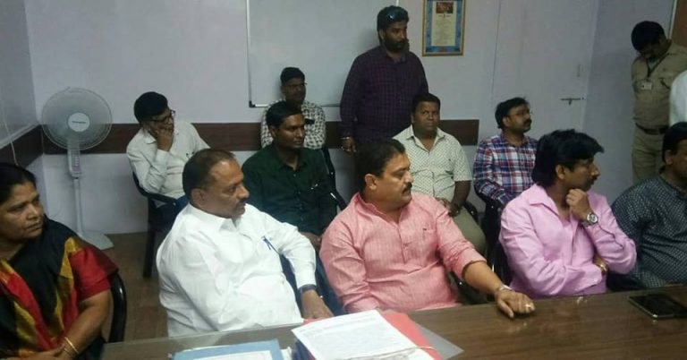 ई-बस माहितीसाठी विरोधकांचा  ठिय्या