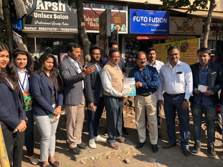 वाहतूक सुरक्षा विषयक   १० हजार शुभेच्छापत्रांचे वाटप करुन नववर्षाचे स्वागत !