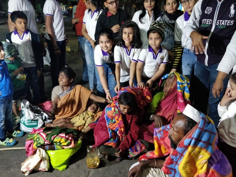 थंडीपासून रक्षणासाठी बेघरांना ब्लँकेट्सचे वाटप..