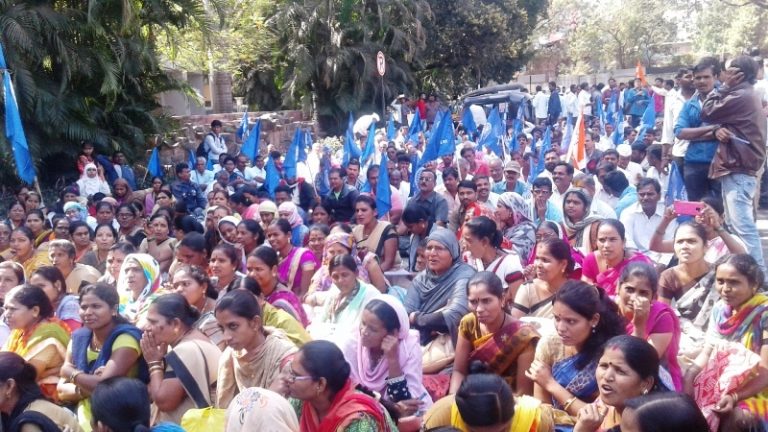 रिपब्लिकन  कामगार संघटना व  रिपब्लिकन चर्मकार आघाडीच्यावतीने प्रचंड निदर्शने