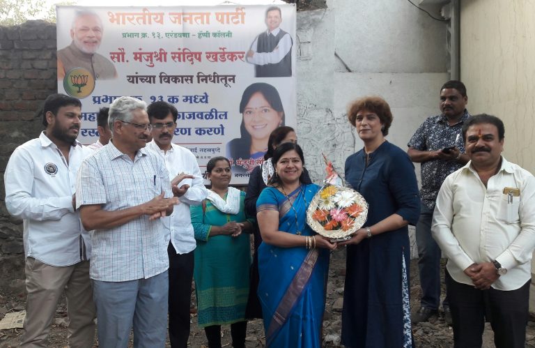 नदीपात्राकडे जाणाऱ्या रस्त्याचे रुंदीकरणाचे काम प्राधान्याने करणार – नगरसेविका मंजुश्री खर्डेकर.