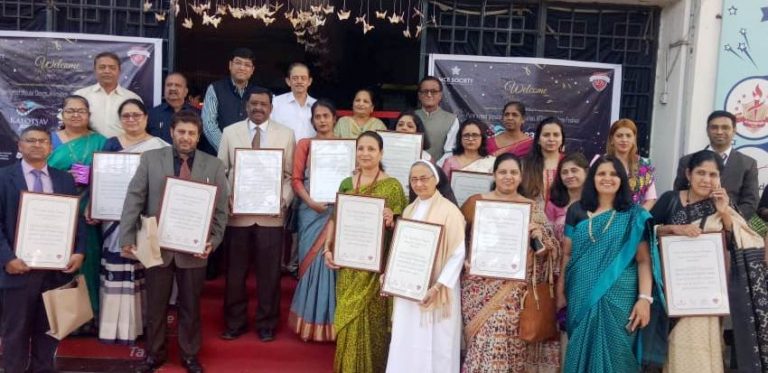 डॉ दीपक टिळक यांच्या हस्ते ‘शिक्षक गौरव पुरस्कार २०१९’ प्रदान