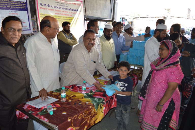 पाटील इस्टेट जळीतग्रस्तांतील विद्यार्थ्यांना वहया वाटप