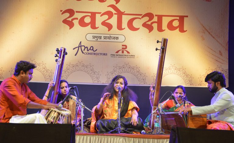 बहारदार रागदारीने स्वरोत्सवाला सुरुवात -सानिया पाटणकर यांचे गायन; रईस खान, दीपक भानुसे यांच्या सितार-बासरीची जुगलबंदी