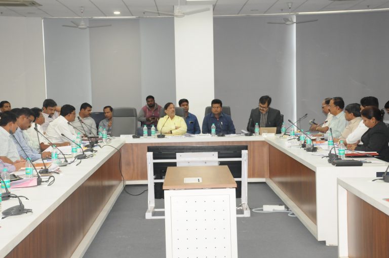 विकास कामे वेळेत पूर्ण करण्याचे पालकमंत्री गिरीश बापट यांचे निर्देश