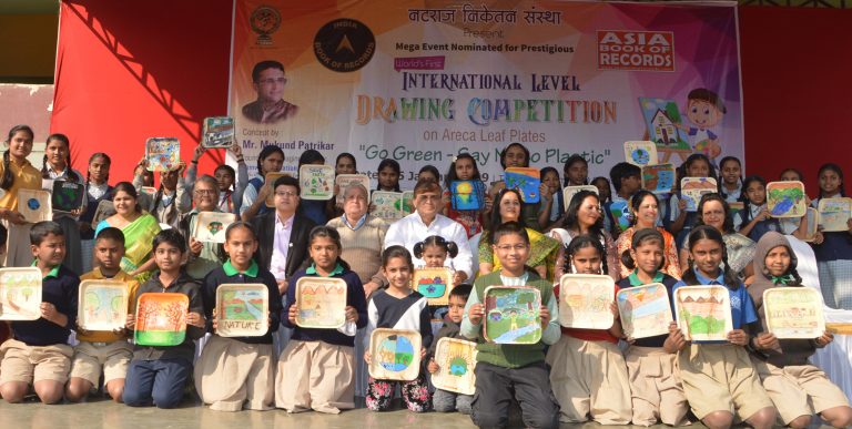 पर्यावरणपूरक सुपारीच्या पानांच्या प्लेटवर अबालवृद्धांनी रंगवला कॅनव्हास