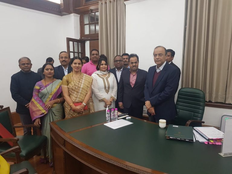 खासदार काकडेंनी घेतली अर्थमंत्री जेटलींची भेट