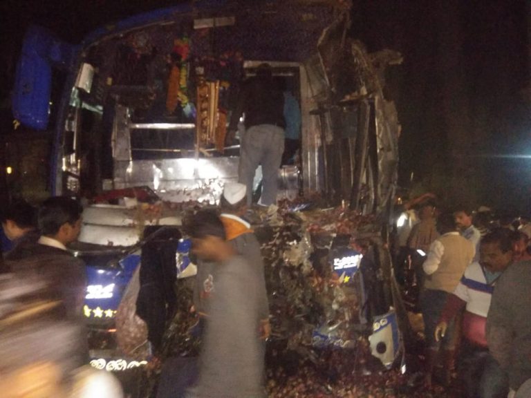 गायमुखवाडी येथे लक्झरी बस व पिकअप ची धडक होऊन तीन जण ठार तर पंधरा ते वीस जण जखमी