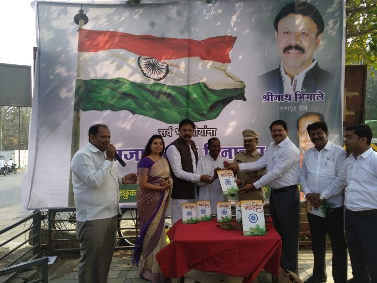 ‘होय मी भारतीय’ ही प्रतिमा देऊन मान्यवरांचा सन्मान