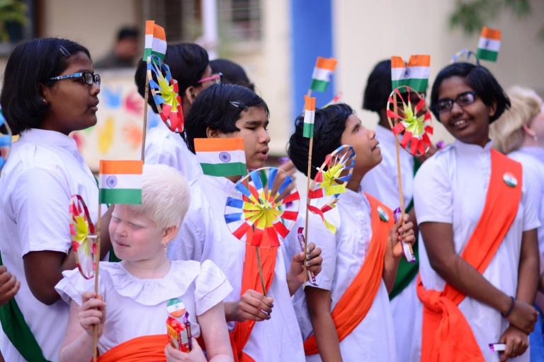 मुलांना झेंडे, फुगे आणि खाऊ वाटप