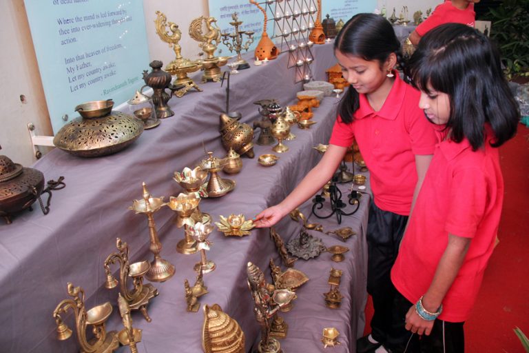 न्यू इंग्लिश स्कूलमध्ये दीव्यांचे संग्रहालय