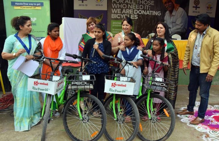 दोनशे गरजू विद्यार्थिनींना इनरव्हील क्लब,  झूमकार यांच्या वतीने मोफत सायकल वाटप