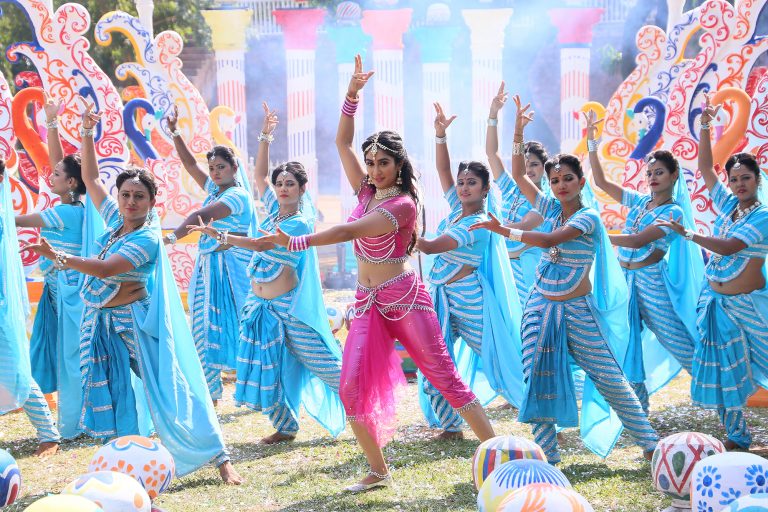 जीतेंद्र-श्रीदेवीच्या ‘हिम्मतवाला’ सिनेमाला ‘लकी’च्या निर्मात्यांचे ‘कोपचा’ गाण्याव्दारे ट्रिब्युट !