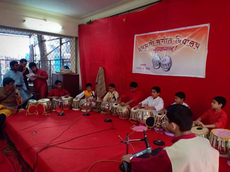 ५५ विद्यार्थ्यांनी केले ;  रंगतदार तबलावादन…