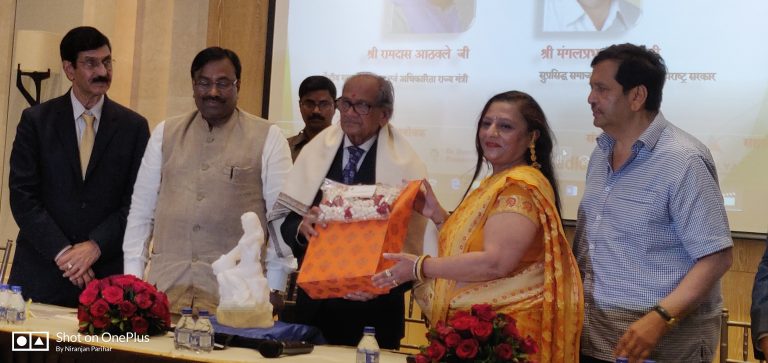 मुनगंटीवार आणि लोढा यांच्या हस्ते शिल्पकार राम सुतार यांचा सत्कार