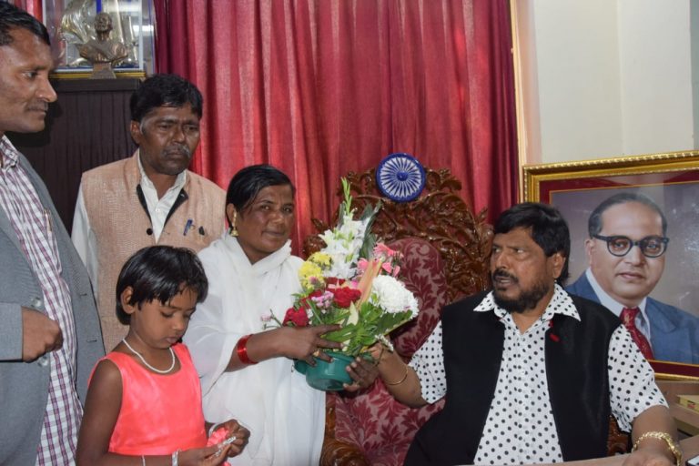 लोककलावंत कडुबाई खरात यांना निवारा हक्क मिळवून देणार – मंत्री रामदास आठवले