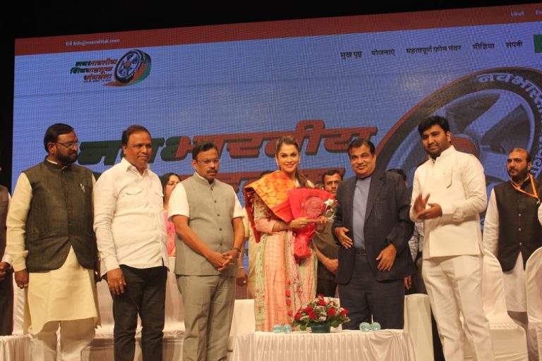 सिनेअभिनेत्री ईशा कोपीकर यांचा भाजपमध्ये जाहीर प्रवेश