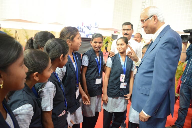 ज्येष्ठ शास्त्रज्ञ डॉ. माशेलकरांनी दिला आदिवासी मुलांना ‘माशेलकरी मंत्र’!