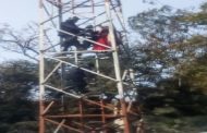 सरकारी अनास्थेला वैतागून महिलेचा पुण्यातील टॉवरवर चढून आत्महत्येचा प्रयत्न