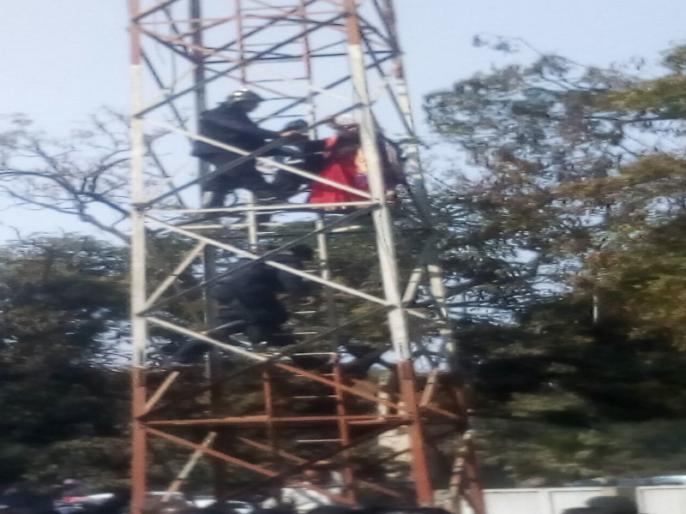 सरकारी अनास्थेला वैतागून महिलेचा पुण्यातील टॉवरवर चढून आत्महत्येचा प्रयत्न