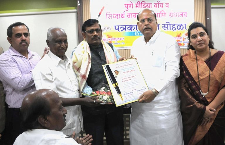 बाळासाहेब ठाकरे प्रभावशाली व्यंगचित्रकार पुरस्कार राजेंद्र सरग यांना प्रदान