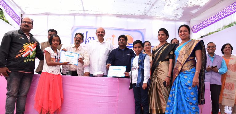 ‘पक्षी संवर्धन ‘ शोधनिबंध स्पर्धेतील विजेत्या विद्यार्थ्यांना बक्षीस वितरण