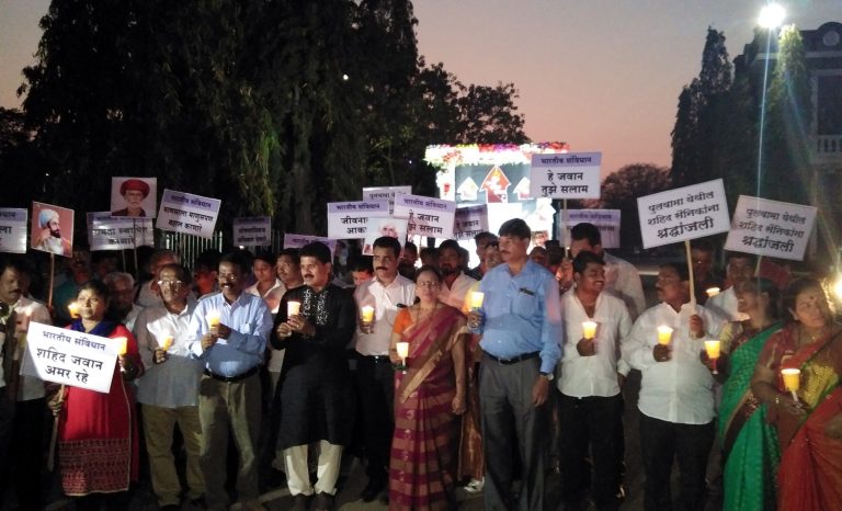 संविधान सन्मान रॅलीतुन  पुलवामातील शहीदांना अभिवादन