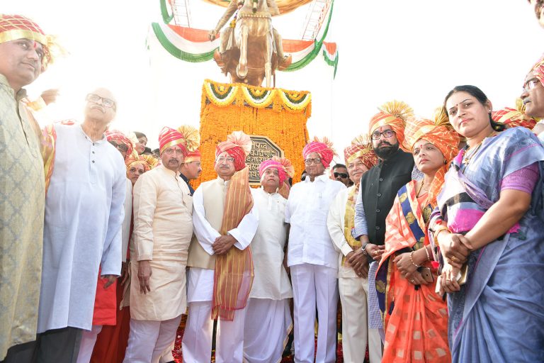 युगपुरुषाला बंदिस्त ठेवणे योग्य नाही- शरद पवार