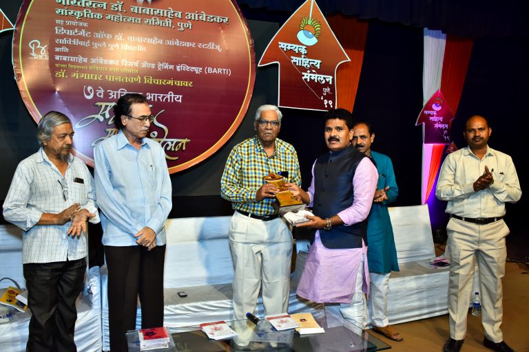 चळवळ भक्कम होण्यासाठी आंबेडकर डोक्यात भिनावेत- राजन खान