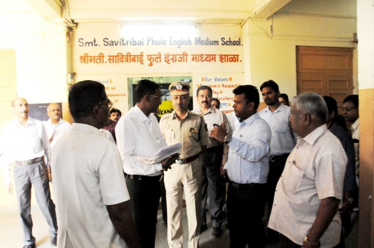 जिल्हाधिकारी राम यांच्याकडून मतदान केंद्राची पहाणी