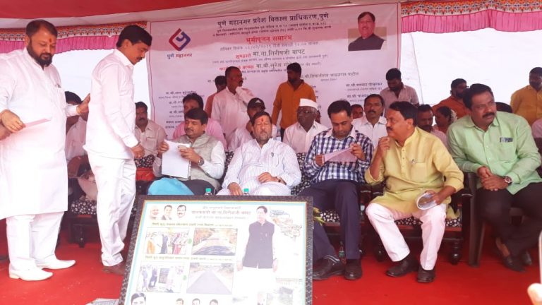 पालकमंत्री गिरीश बापट यांच्या हस्ते पीएमआरडीएच्या बिरदवडी, आंबेठाण, महाळूगे-इंगळे रस्त्याचे भूमिपूजन