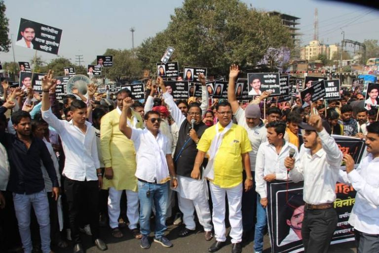 बंजारा समाजाचा पुणे जिल्हाधिकारी  कार्यालयावर  मोर्चा